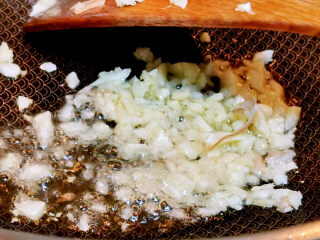 12、板栗红烧肉,爆香蒜末，加入姜与葱