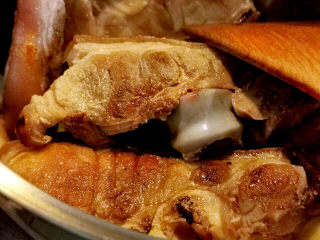 13、板栗红烧肉,放进猪蹄膀