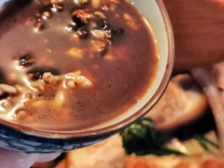 15、板栗红烧肉,倒入炒香的猪蹄膀中