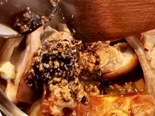 16、板栗红烧肉,煮开，加热水，浸过食材