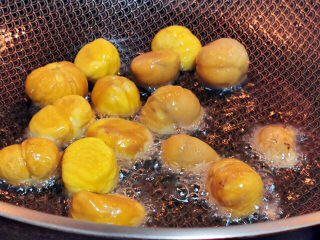 18、板栗红烧肉,板栗下油锅