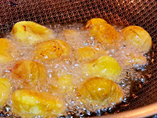 19、板栗红烧肉,炸至金黄