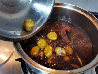20、板栗红烧肉,板栗倒入炖煮30分钟后的猪蹄中，继续煮10分钟左右即可。