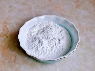 2、红豆糯米糍,糯米粉与淀粉混合在一起。