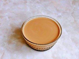 4、红豆糯米糍,牛奶加入红糖中搅拌均匀。