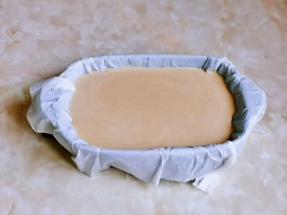 8、红豆糯米糍,器具中垫好油纸，再倒入红糖奶糊。