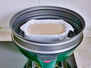 9、红豆糯米糍,锅中加入水，把面糊的器具放蒸屉上。