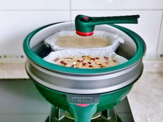 10、红豆糯米糍,盖上盖子大火烧开，转中火蒸30分钟，做了两份，另一份是红枣味的呦。