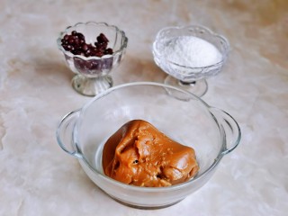 11、红豆糯米糍,蒸好后取出，晾至不烫手。