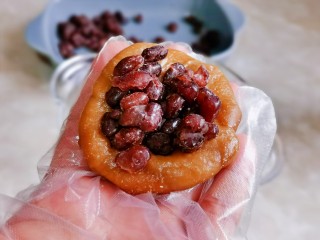 12、红豆糯米糍,取一块面团，包上蜜豆，包子手法包起来捏紧即可。（蜜豆提前煮的，买的也可以哈，建议加热后再用。）