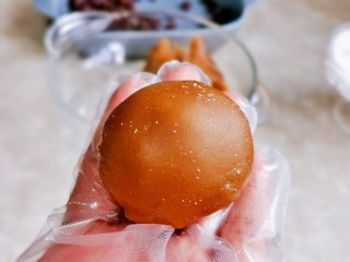 13、红豆糯米糍,收口朝下，揉圆。