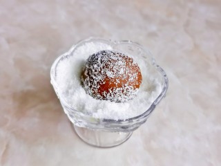 14、红豆糯米糍,放入椰蓉器具中，裹满也椰蓉可，依次做好。