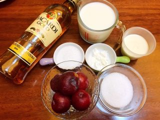 1、小暑食谱《红李牛奶冰淇淋》【冷饮】,各种食材称重