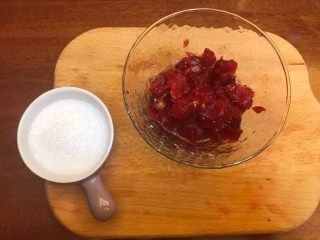 2、小暑食谱《红李牛奶冰淇淋》【冷饮】,李子去皮，切碎（大小随意）。