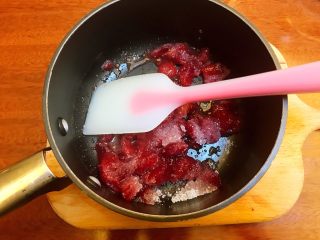 3、小暑食谱《红李牛奶冰淇淋》【冷饮】,白砂糖/木糖醇+果肉放在不粘锅内，搅拌均匀，腌制30分钟，目的是让水果适当果胶。
