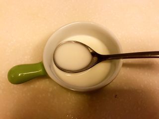 4、小暑食谱《红李牛奶冰淇淋》【冷饮】,一半的朗姆酒和淀粉搅拌均匀，备用。