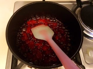 5、小暑食谱《红李牛奶冰淇淋》【冷饮】,腌制好的果肉，用不粘锅进行加热，中小火。不停的搅拌，让果肉更高的释放果胶和蒸发水份。