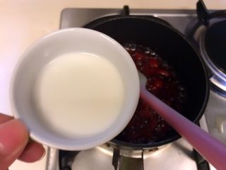 6、小暑食谱《红李牛奶冰淇淋》【冷饮】,明显看到果酱稠稠时，放入淀粉糊。看着放。我最后剩了一点点。果酱变得粘稠时。关火。