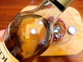 7、小暑食谱《红李牛奶冰淇淋》【冷饮】,热乎乎的果酱里，再放入剩下的朗姆酒，进行搅拌，果酱会非常的香。