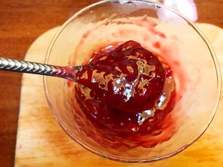 8、小暑食谱《红李牛奶冰淇淋》【冷饮】,搅拌均匀后，一边放凉备用。