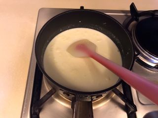 9、小暑食谱《红李牛奶冰淇淋》【冷饮】,糖，奶油，牛奶，全部放在锅内进行加温，要煮沸。