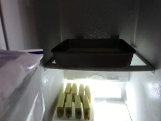 12、小暑食谱《红李牛奶冰淇淋》【冷饮】,牛奶液，放凉后，倒入容器，放在冷冻室，直到液体结块！（看到没有，下面是我做的榴莲雪糕????，巨好吃！）当然如果你有冰淇淋机，这一步可以省略，你直接用冰淇淋机操作更好。