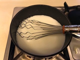 10、小暑食谱《红李牛奶冰淇淋》【冷饮】,因为我的淡奶油结块了，所以我用打蛋器不停的搅拌，直到结块奶油全部融化。