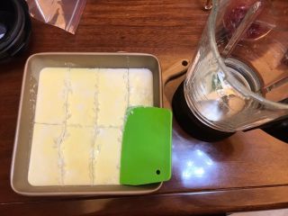 13、小暑食谱《红李牛奶冰淇淋》【冷饮】,结块的冰淇淋液体，切成小块，用搅拌机/破壁机搅拌成泥，目的就是代替冰淇淋机，让冰淇淋中充满空气，变得轻盈一些。