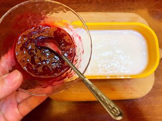 14、小暑食谱《红李牛奶冰淇淋》【冷饮】,搅拌好的液体，放入容器中，再放入果酱，略微搅拌就好。放在冷冻室冷冻一晚上或者4个小时。