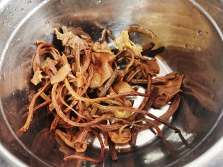 7、茶树菇炖鸡汤,茶树菇挤干水份,切段