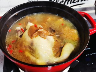 20、茶树菇炖鸡汤,再小火煮3分钟即可出锅