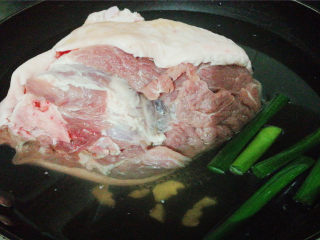 1、秘制炖肘子,洗净猪肘子后放入锅中冷水没过肘子，放入适量的姜片，葱段和4勺料酒，开大火煮沸