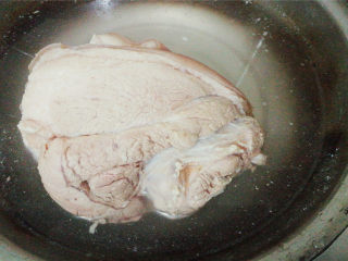 2、秘制炖肘子,煮沸后把肘子捞起，清水洗净，沥干