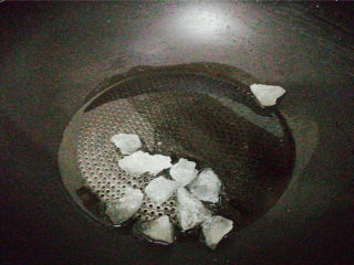 3、秘制炖肘子,冷锅下油，烧热放冰糖，炒糖色