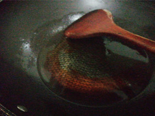 4、秘制炖肘子,炒制琥珀色，即可，切勿炒焦