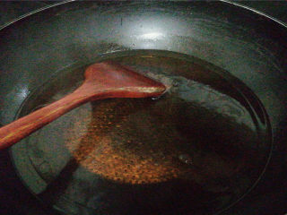 5、秘制炖肘子,糖色炒制后倒入适量热水，注意热水飞溅