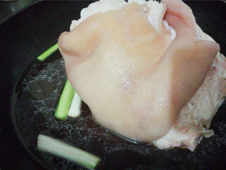 6、秘制炖肘子,再放入肘子和剩下的葱段，蒜段