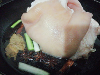 7、秘制炖肘子,再一并放入香料：桂皮，八角，香叶，肉豆蔻，花椒