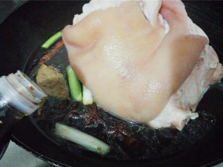 8、秘制炖肘子,倒入剩下的料酒和生抽，老抽