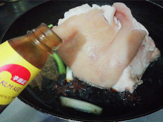 9、秘制炖肘子,再放入蚝油，搅拌下锅中调料