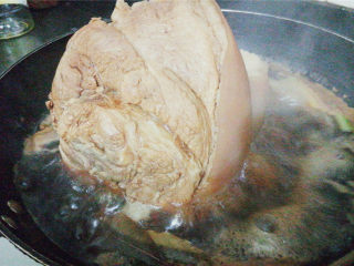 10、秘制炖肘子,开大火使至肘子微上色，煮出香味