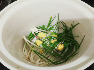 11、秘制炖肘子,备一个炖锅，锅底铺上小葱和姜片，防粘又可以调味