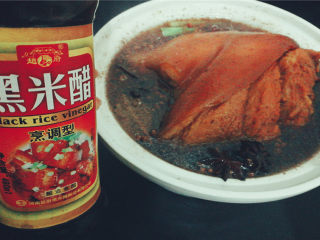 12、秘制炖肘子,把肘子从锅中转移到铺好小葱的炖锅中，把汤汁全部倒入没过肘子，加入适量的醋，使肘子容易软烂