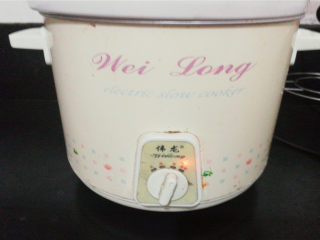 13、秘制炖肘子,炖锅开高档位，炖至4-5小时，中间翻面几次