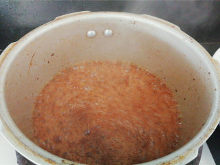 14、秘制炖肘子,炖至软烂后装盘，捞出香料，汤汁倒入锅中收汁，浇入盘中肘子上即可。