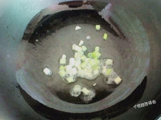 2、蛋皮包饭,超锅内放入少许油，放入葱花姜末爆香