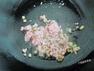 3、蛋皮包饭,放入肉馅进行翻炒