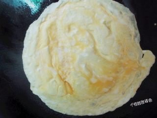 8、蛋皮包饭,用中火将不粘锅烧热，放油，倒入蛋汁，将锅旋转，令蛋汁铺平成一圆饼，蛋煎至九成熟，翻面，用小火煎至鸡蛋熟；