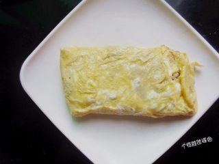 10、蛋皮包饭,把蛋包饭放在碟子上