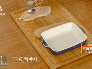 3、两分钟自制鸡排披萨，香酥又可口简单易上手,正反面捶打